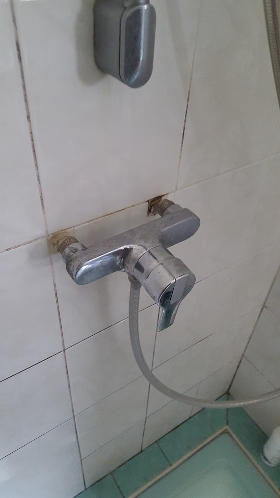 AVANT : Joints noircis et poreux