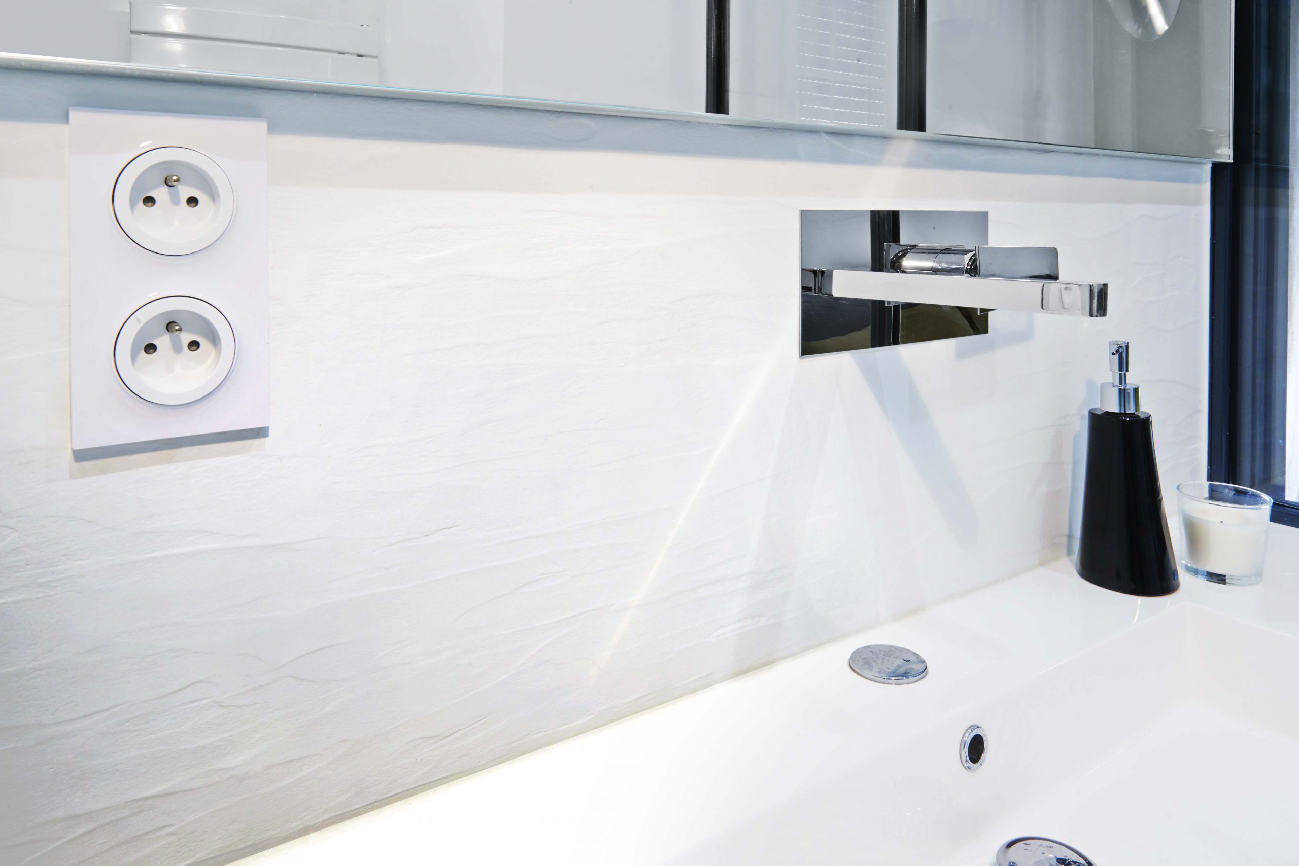 Zone vasque : panneaux mats et texturés