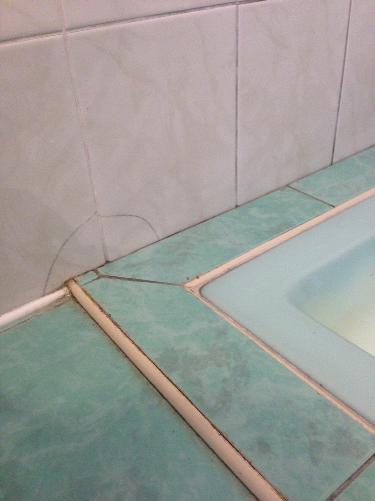 AVANT : faîence fissurée = infiltrations