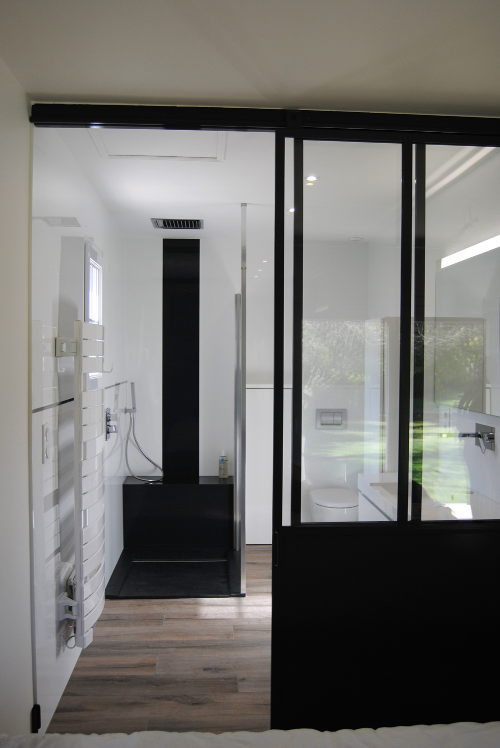 Vue de la chambre avec verrière sur-mesure