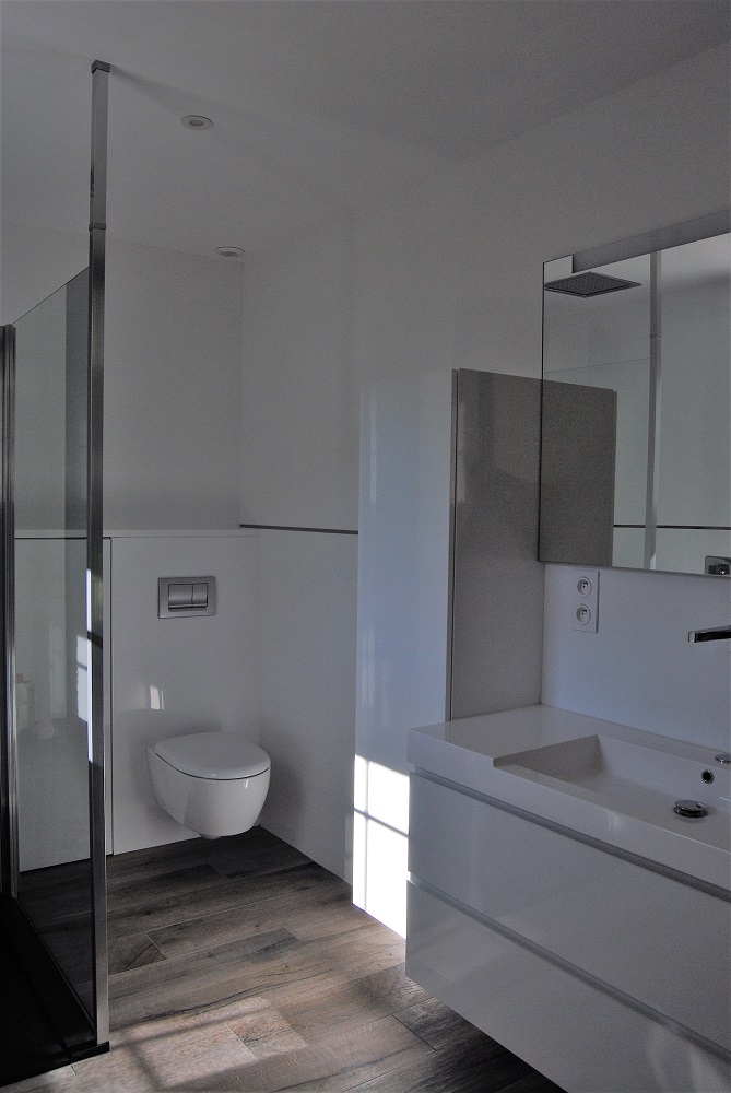 Ensemble meubles sanitaires contemporains